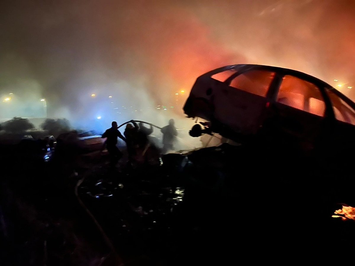 مستوطنون يحرقون مشطبا للمركبات في حوارة 