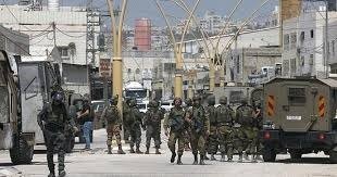 الاحتلال يعتقل 12 شابًا من "تجمع معازي جبع"