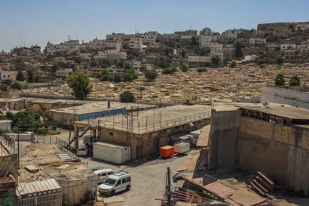 سلطات الاحتلال تُعلن عن مخطط لبناء عمارتين في أرض “الحسبة” القديمة بالخليل