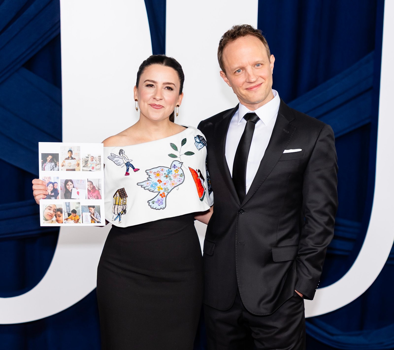 يوتيوبر أميركية ترتدي فستانا يحمل رسومات أطفال من غزة خلال حفل جوائز (Glamour Women)