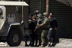 الاحتلال يعتقل العشرات في الضفة الغربية بيهم 3 اطفال