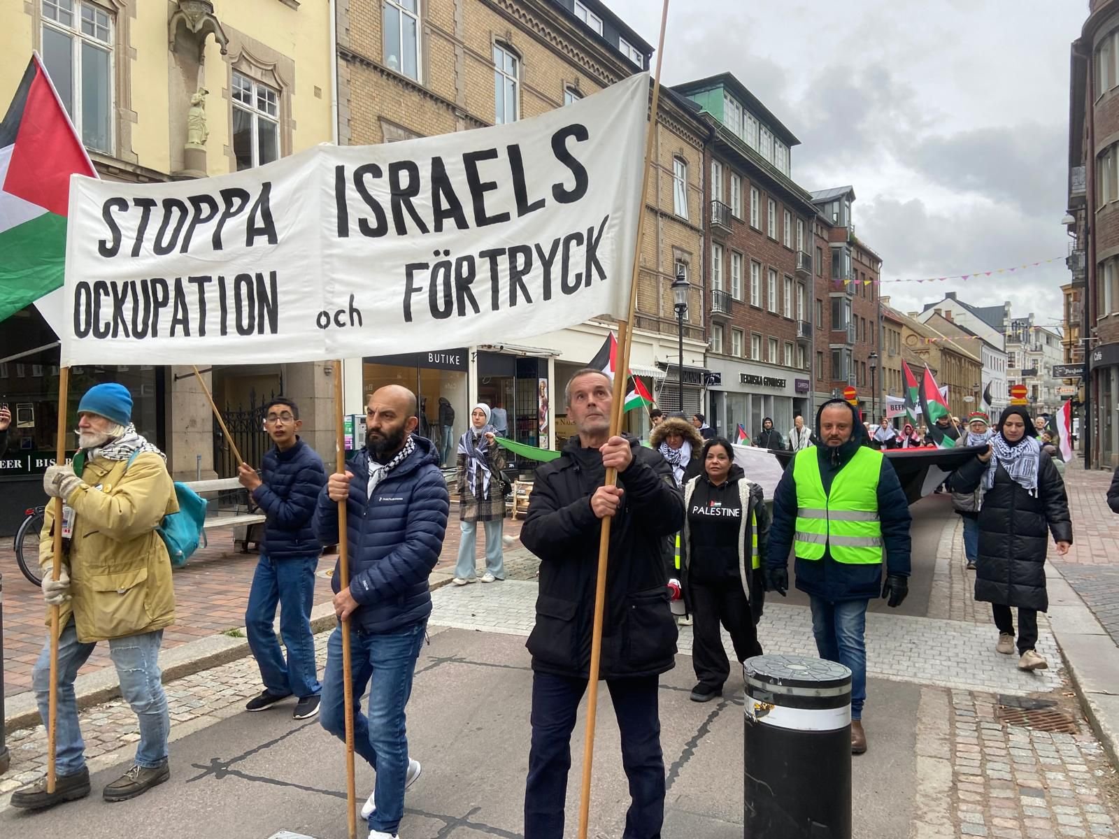 الفعاليات الشعبية في مدينة هيلسنجبوري تنظم مظاهرة صامتة حاشدة نصرةً لغزة