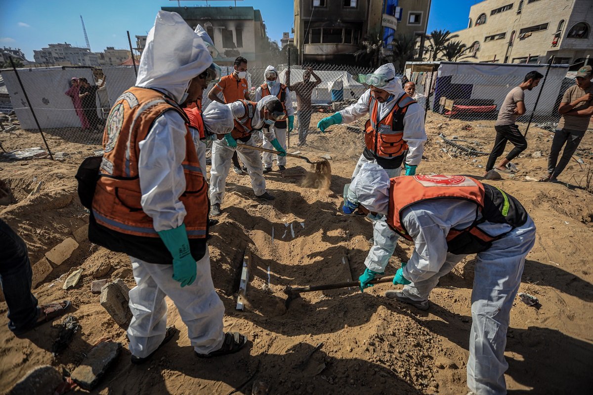 استخراج رفات 42 فلسطينيا مجهولي الهوية من مقبرة عشوائيةبغزة