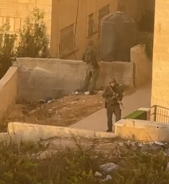 الاحتلال يعتقل مواطنا بعد محاصرته بناية في حي أم الشرايط