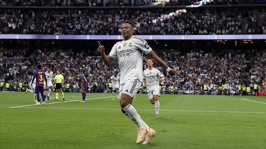 ريال مدريد يحسم لقاء "الكلاسيكو" أمام برشلونة ويعزز صدارته بالدوري