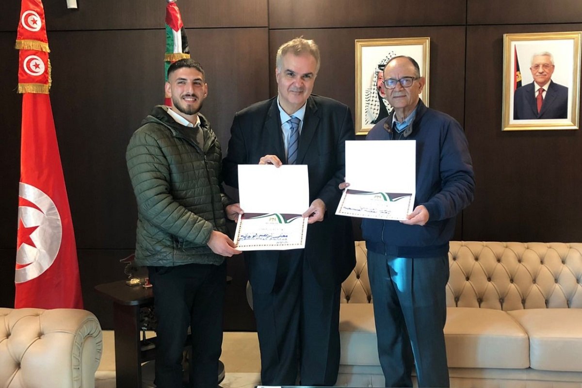 اللاعب أبو عالية يحصل على كأس الروح الرياضية في الدورة العربية العمالية للشطرنج