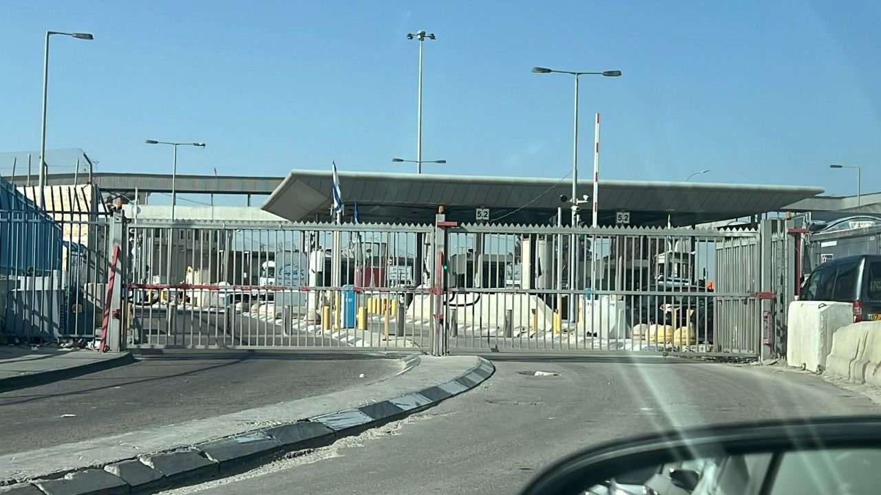 الاحتلال يغلق حاجز قلنديا 