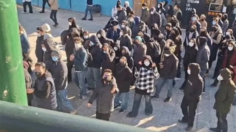 واشنطن بوست: احتجاجات في إيران بسبب الضائقة الاقتصادية تمتد سريعاً في أنحاء البلاد