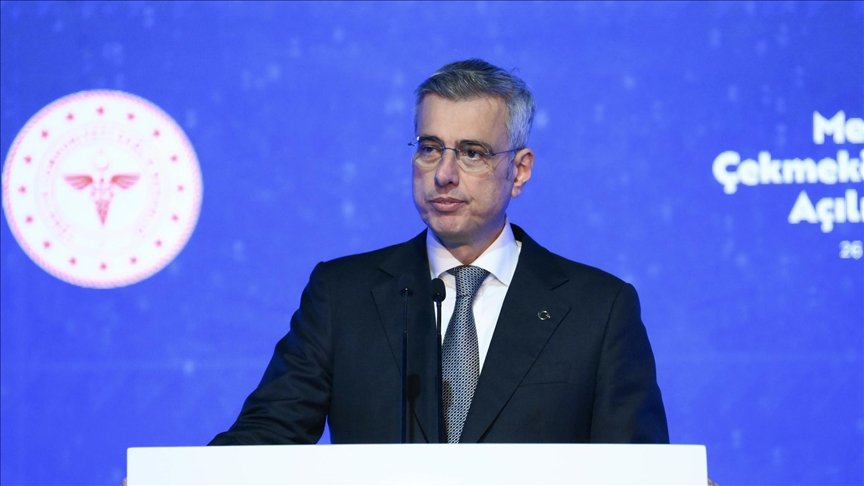 وزير الصحة التركي يتفقد مرضى فلسطينيين في مستشفى بالقاهرة