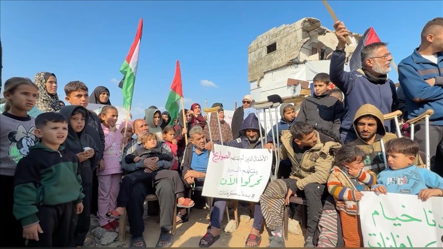 وقفة بمخيم الشاطئ تطالب بإدخال بيوت متنقلة وتسريع الإعمار