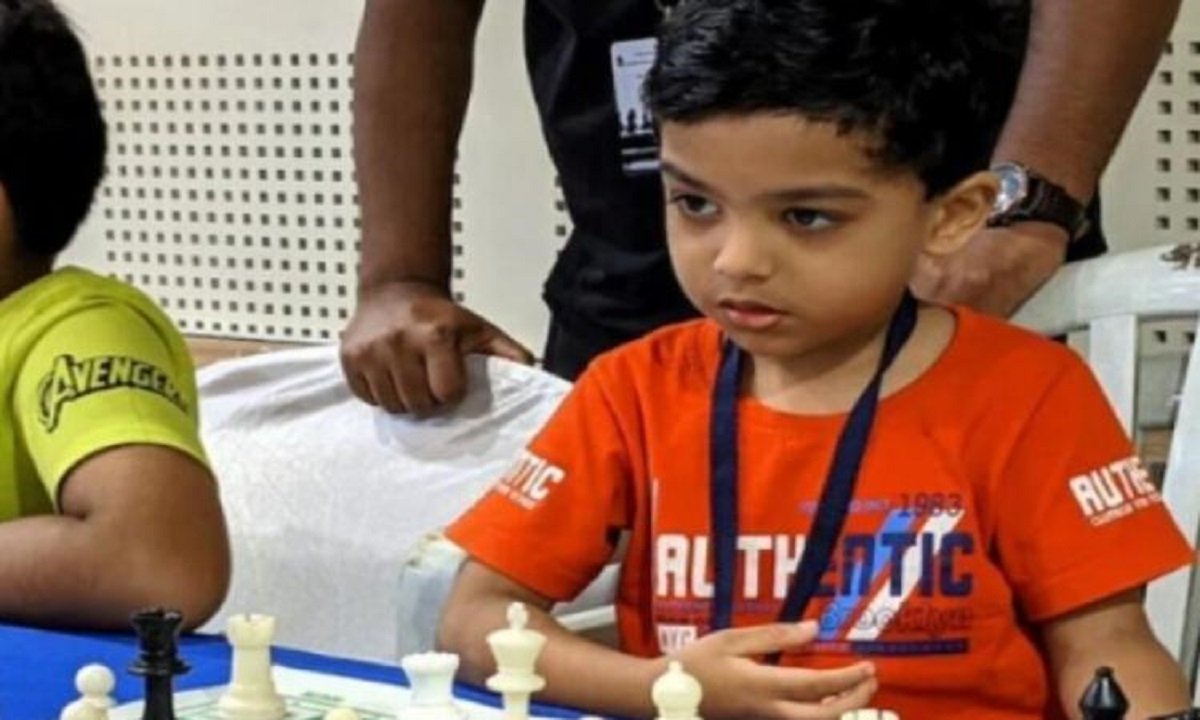 طفل بعمر 3 اعوام  يدخل تصنيف الاتحاد الدولي للشطرنج