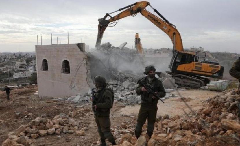 الاحتلال يخطر بإزالة منشآت زراعية في منطقة الرأس الأحمر 