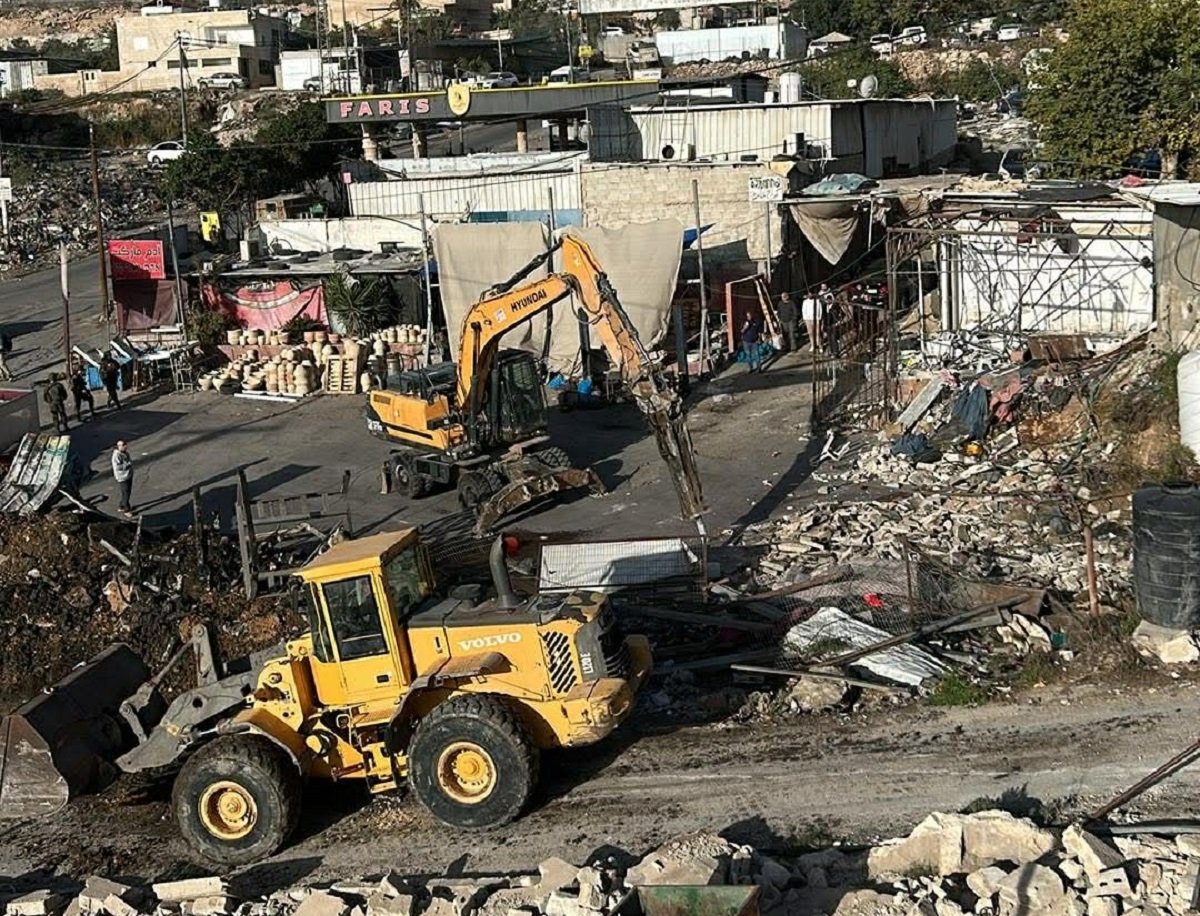 الاحتلال يهدم 8 بركسات ومعرشات  في خربة الطويل