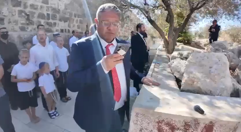 المتطرف بن غفير يقود اقتحام  الاقصى مع مجموعات المستوطنين 