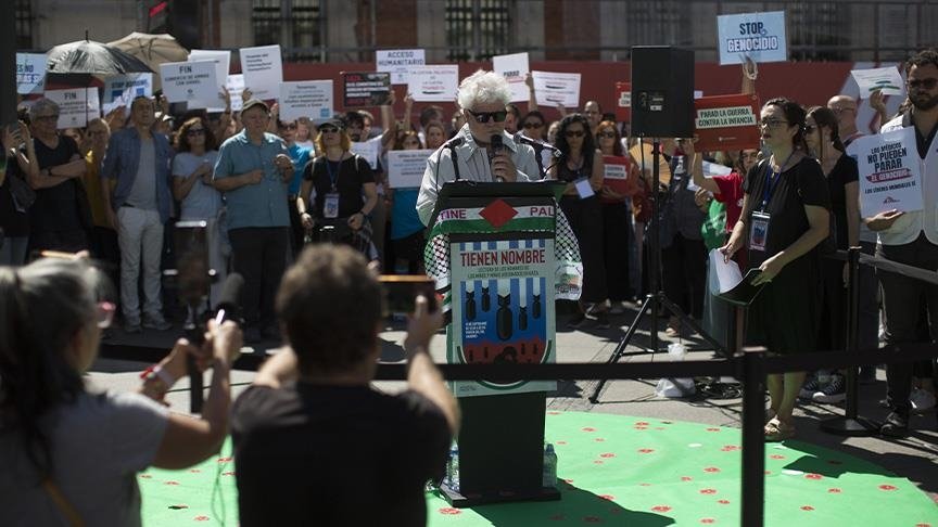 فنانون إسبان يخلّدون شهداء أطفال غزة بقراءة أسمائهم بمدريد