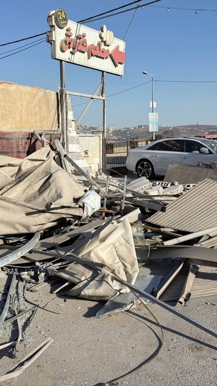 الاحتلال يهدم ساحة مطعم في بلدة الرام