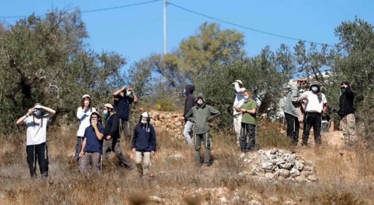 مستوطنون يقتحمون أطراف حي الطيرة