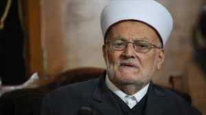 الاحتلال يمدد منع سفر خطيب الأقصى الشيخ عكرمة صبري