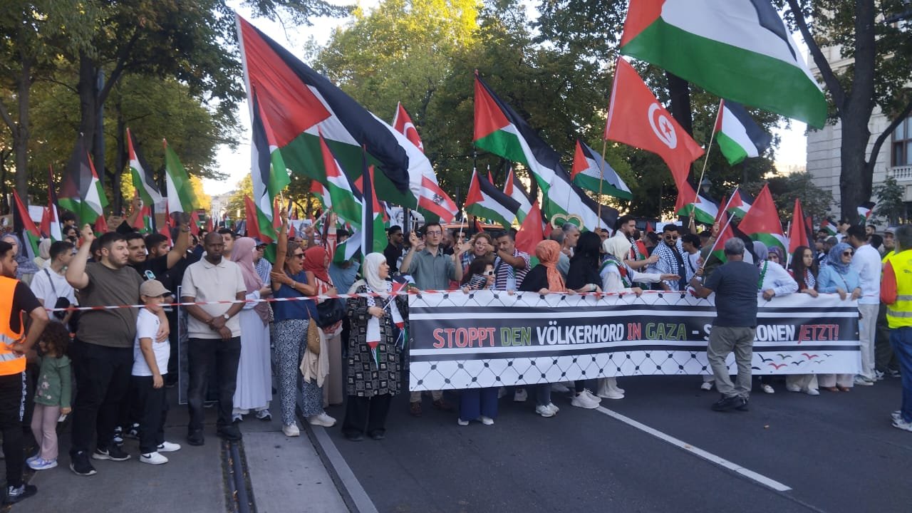عشرات الآلاف في العاصمة فيينا يطالبون بوقف الإبادة في غزة والحرية لفلسطين