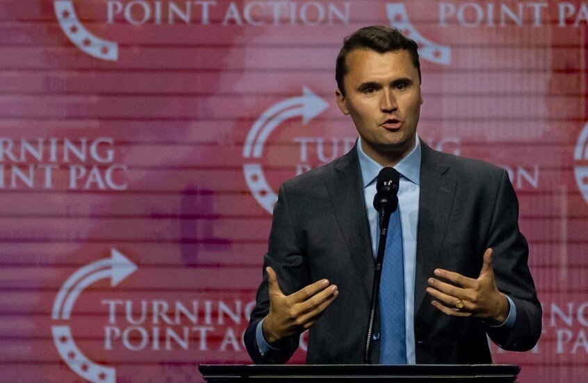 من هو "تشارلي كيرك" الذي تعرض لعملية اغتيال في أمريكا