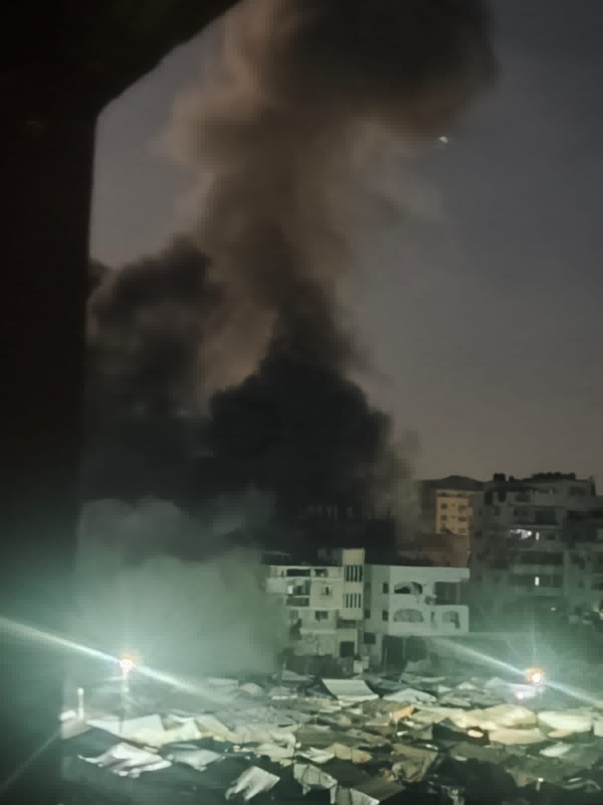 9 إصابات في قصف  الاحتلال منزلين غربي مدينة غزة ونزوح مئات النازحين 