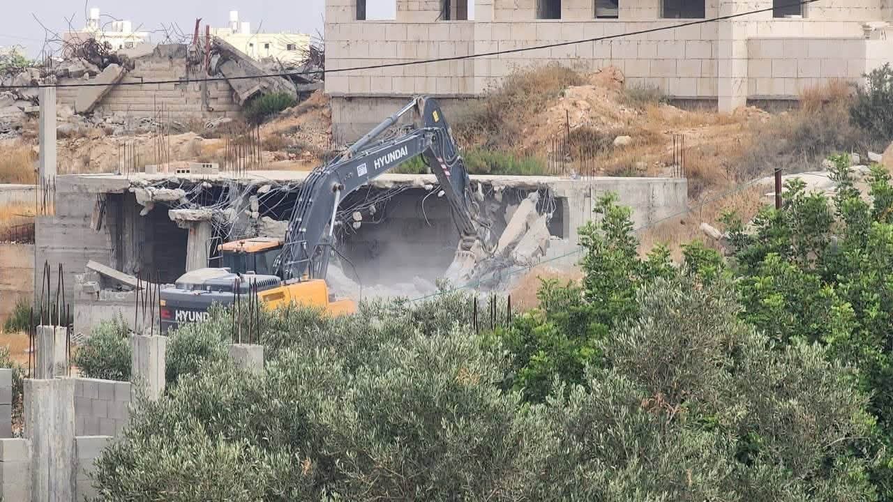 الاحتلال يشرد عائلة المواطن فؤاد جرادات بهدم منزله في سعير