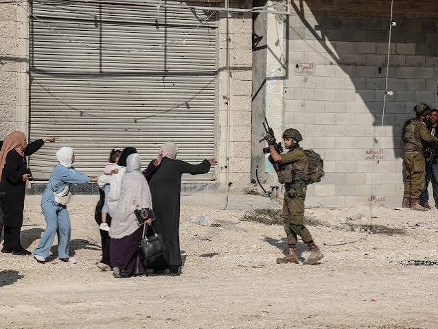 الاحتلال يفتش منازل المواطنين  في ميثلون ويعبد ويخضع عددا منهم  للاستجواب